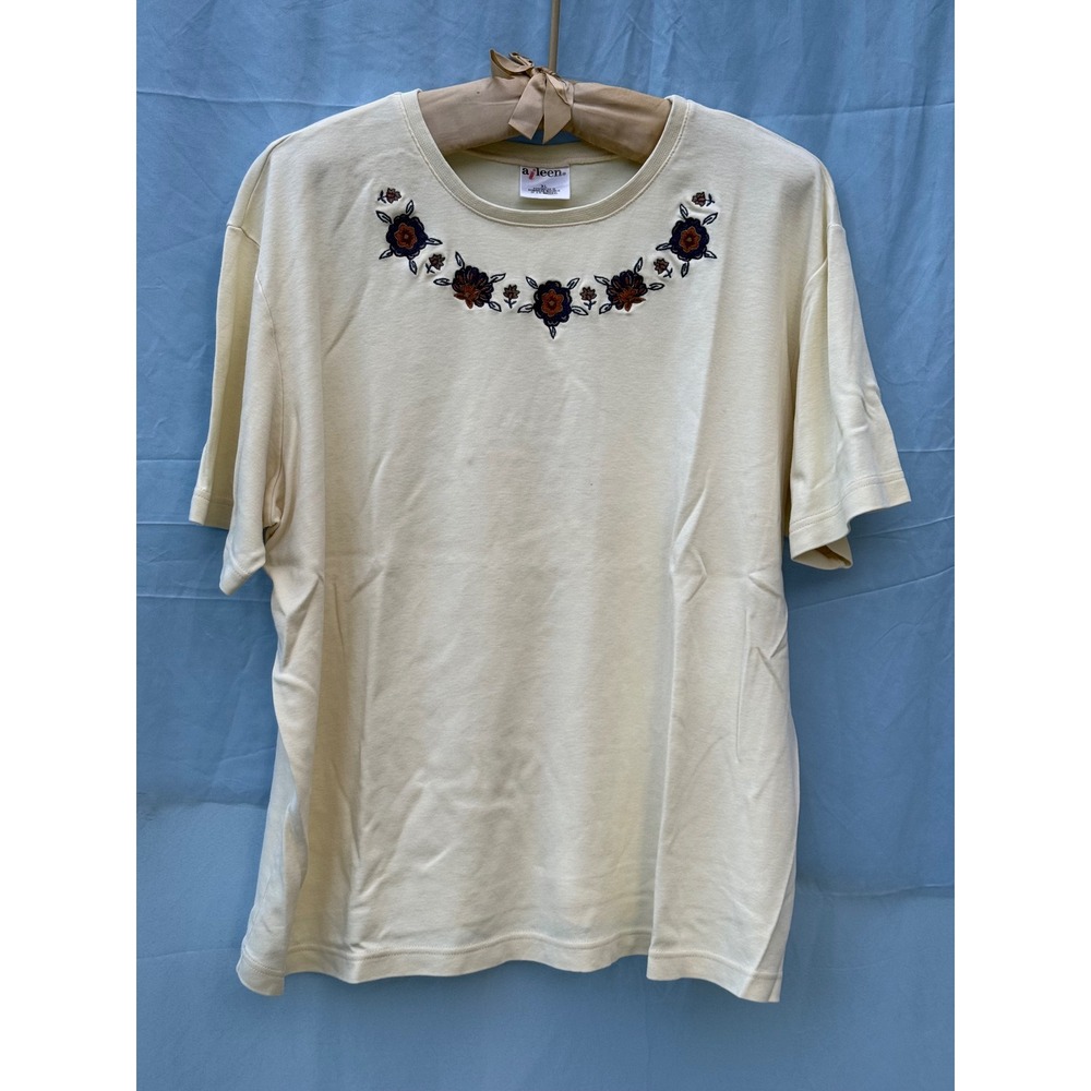 K. leen Embroidered Floral Beige T-Shirt‎ Womens Short Sleeve